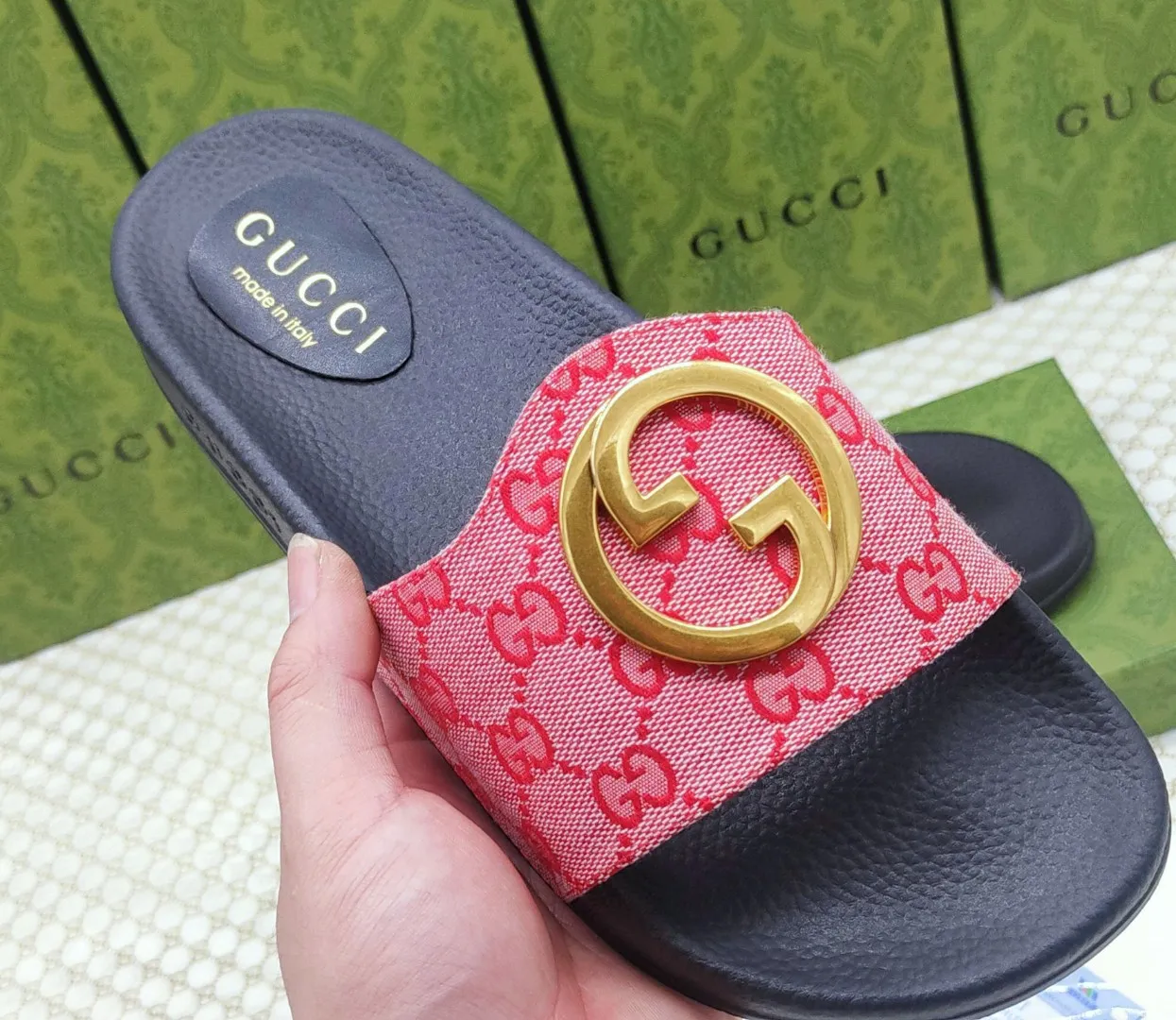 👟👟Ex-factory price 260👟👟 Same style for men and women, couple size🎗Gucci "Gucci" slippers, a much-anticipated one, so beautiful that it will melt your hearts❤! It is simply a masterpiece of extraordinary craftsmanship. It is a must-have for everyone. It is made by open molding. The foot feels Q-elastic and super soft. The upper foot is super delicate. Size number (35~48), exclusive model, with many layouts, there is always one you like🎉🎉